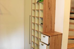 Schreinerei Freymark Freiburg Flur Stauraum Regal Schrank Garderobe Wildeiche wei&szlig;