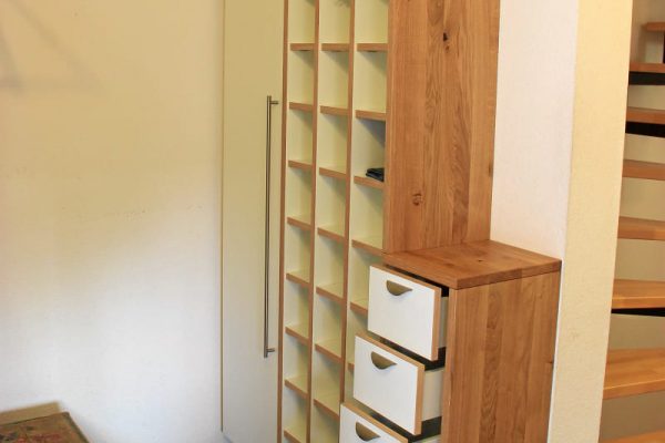 Schreinerei Freymark Freiburg Flur Stauraum Regal Schrank Garderobe Wildeiche weiß