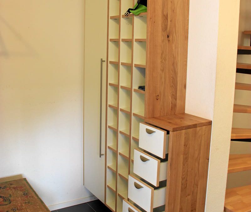 Schreinerei Freymark Freiburg Flur Stauraum Regal Schrank Garderobe Wildeiche weiß