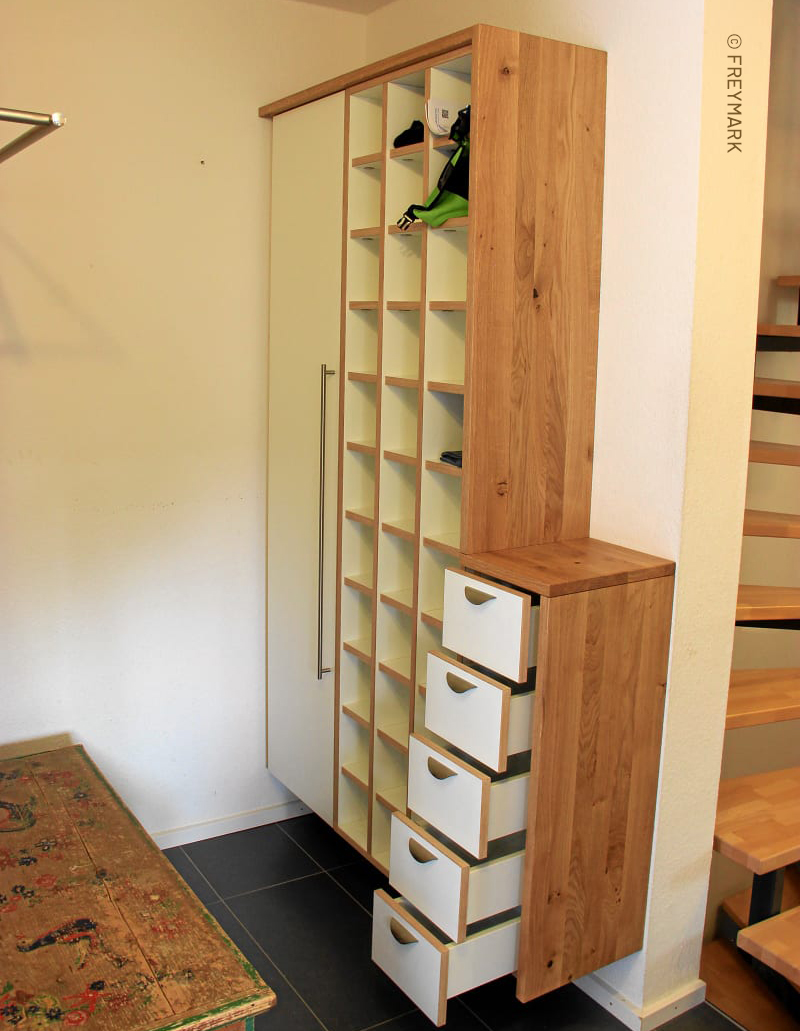 Schreinerei Freymark Freiburg Flur Stauraum Regal Schrank Garderobe Wildeiche wei&szlig;