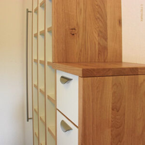 Schreinerei Freymark Freiburg Flur Stauraum Regal Schrank Garderobe Wildeiche wei&szlig;