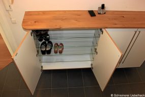 Schreinerei Freymark Freiburg Flur Stauraum Schuhschrank Wildeiche wei&szlig;