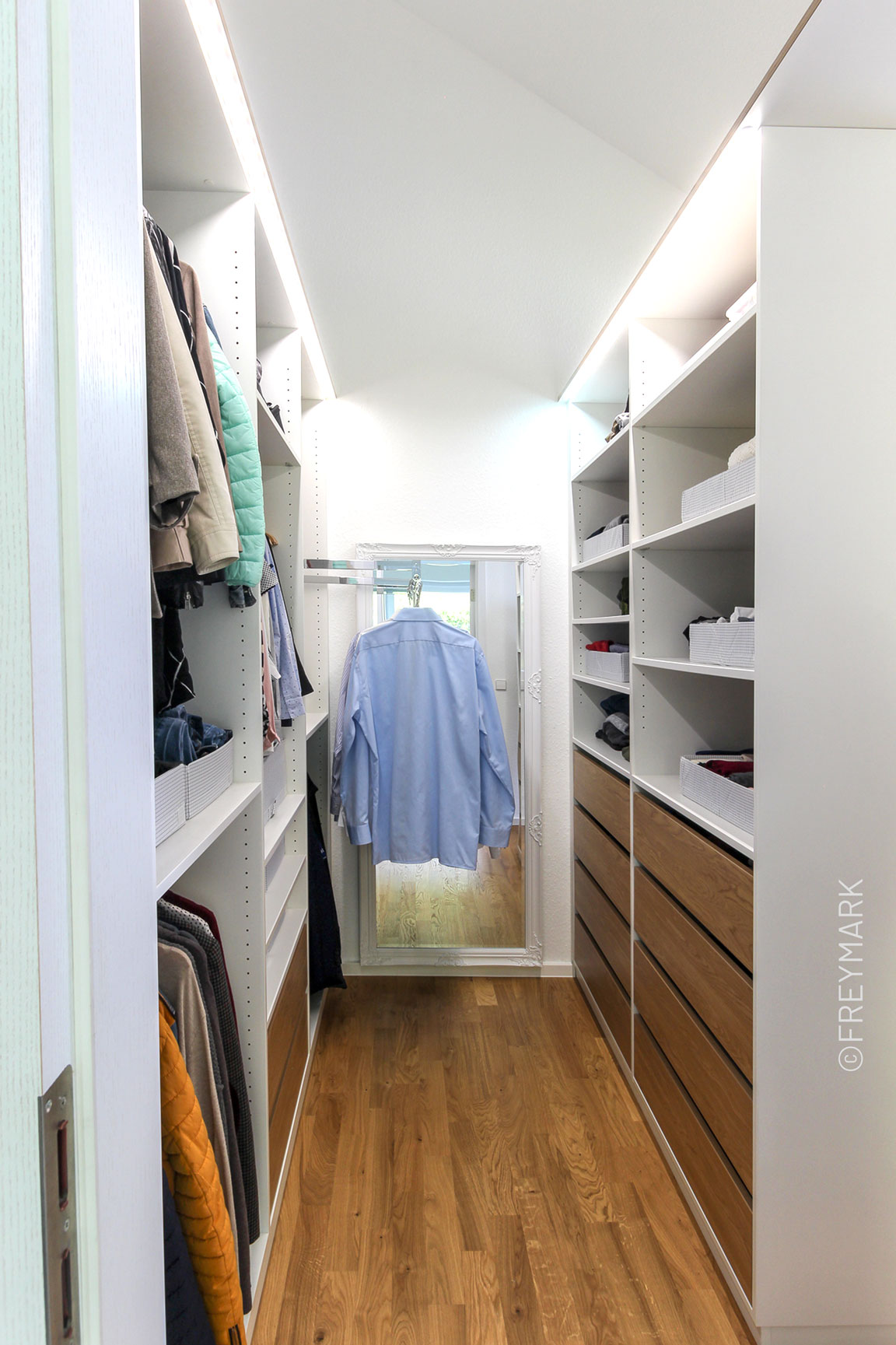 Schreinerei Freymark Freiburg begehbarer Kleiderschrank Schlafzimmer Kleiderlift