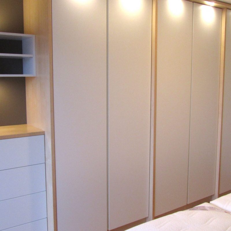 Schreinerei Freymark Freiburg Kleiderschrank grifflos Ahorn wei&szlig;