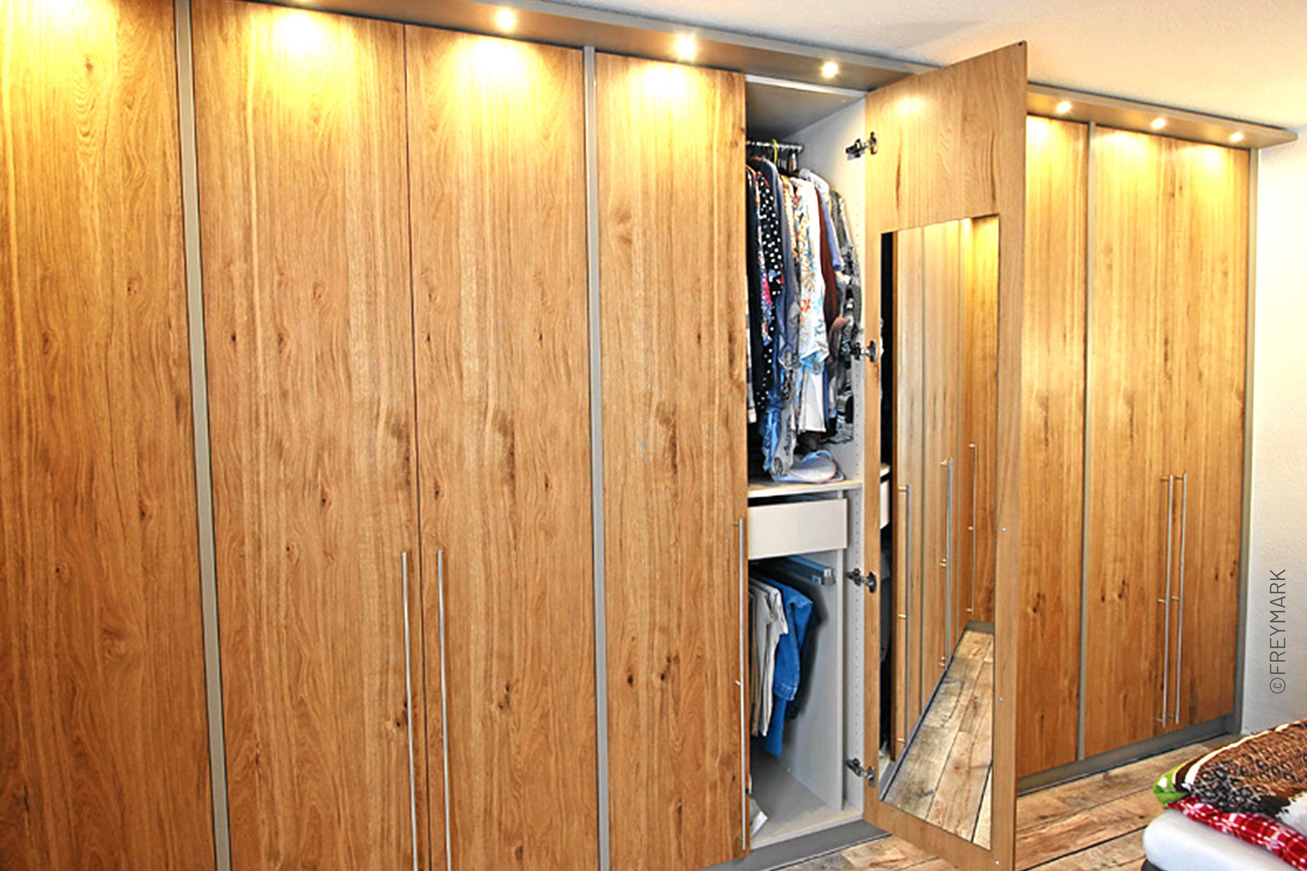 Schreinerei Freymark Freiburg Wildeiche Kleiderschrank raumhoch Hosenauszug Kleiderlift