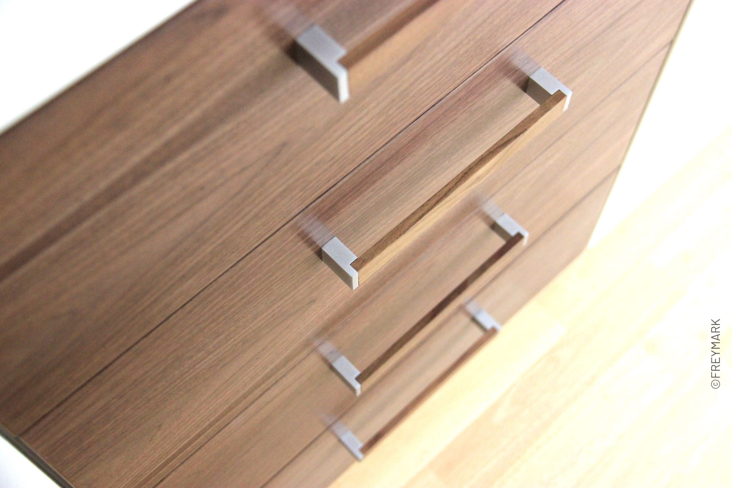 Schreinerei-Freymark-Freiburg-Oliver_Freymark-Projekte-moebel-einrichtung-garderobe-flur-1 Schreinerei Freymark Freiburg Schubladen Holz Nußbaum