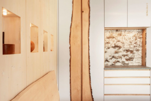 Schrank mit Birkenbrett an der Front und Birkenrinde in der Nische gebaut f&uuml;r das Schlafzimmer der WohnWerkstatt.