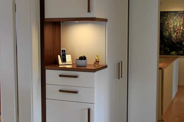 Schreinerei Freymark Freiburg Garderobenmöbel mit Nische fürs Telefon