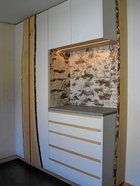 Referenzen finden Sie in der WohnWerkstatt, wie zum Beispiel diesen Einbauschrank vom Schreiner mit grifflosen T&uuml;ren und Schubladen