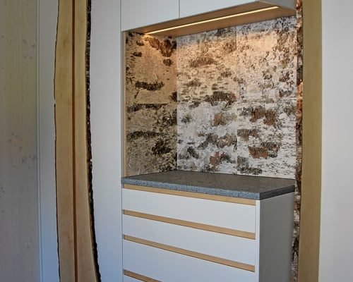 Referenzen finden Sie in der WohnWerkstatt, wie zum Beispiel diesen Einbauschrank vom Schreiner mit grifflosen Türen und Schubladen