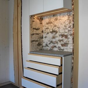 Einbauschrank vom Schreiner mit grifflosen T&uuml;ren und Schubladen