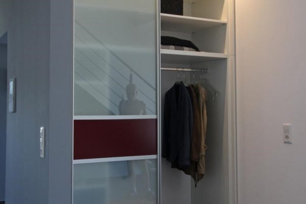 Schreinerei Freymark Freiburg Garderobe mit Schiebetür rechtsoffen