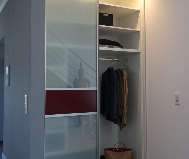 Schreinerei Freymark Freiburg Garderobe mit Schiebetür rechtsoffen