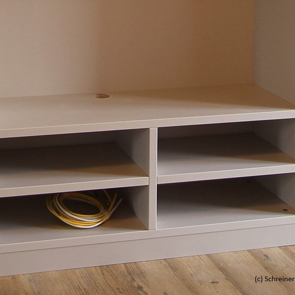 Detail im Schreinerm&ouml;bel: Anschlu&szlig;leitiungen und Kabelf&uuml;hrungen vor TV und HiFi sind eingeplant und vorgerichtet.