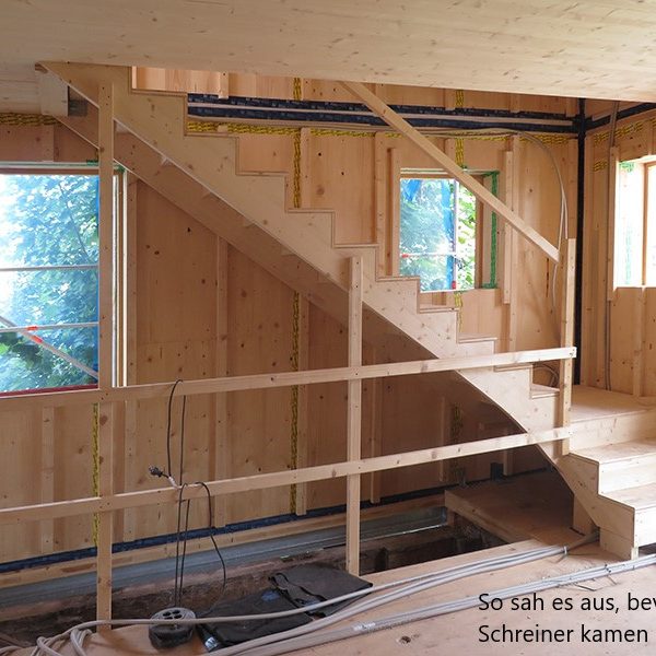 Eine Treppe im Rohbau, bevor die Schreinerei Freymark den Raumteiler einbaute