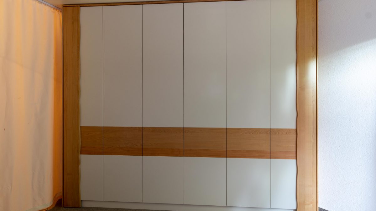 Eleganter Kleiderschrank mit grifflosen Türen, Einbaumöbel vom Schreiner in Freiburg