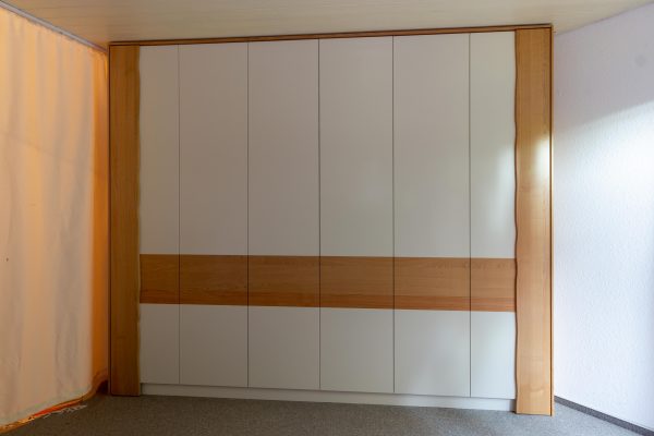 Eleganter Kleiderschrank mit grifflosen Türen, Einbaumöbel vom Schreiner in Freiburg