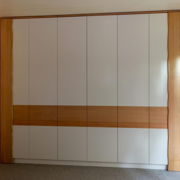 Eleganter Kleiderschrank mit grifflosen T&uuml;ren, Einbaum&ouml;bel vom Schreiner in Freiburg