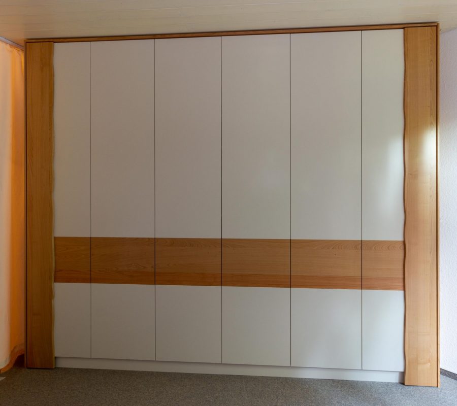 Eleganter Kleiderschrank mit grifflosen T&uuml;ren, Einbaum&ouml;bel vom Schreiner in Freiburg