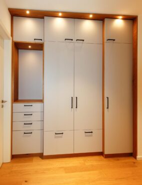 Teil zwei der Familiengarderobe in Eiche und Delphingrau: mit Stauraumschr&auml;nken und Garderobenschrank, Gro&szlig;raumschubladen und offenem Fach f&uuml;r Deko.