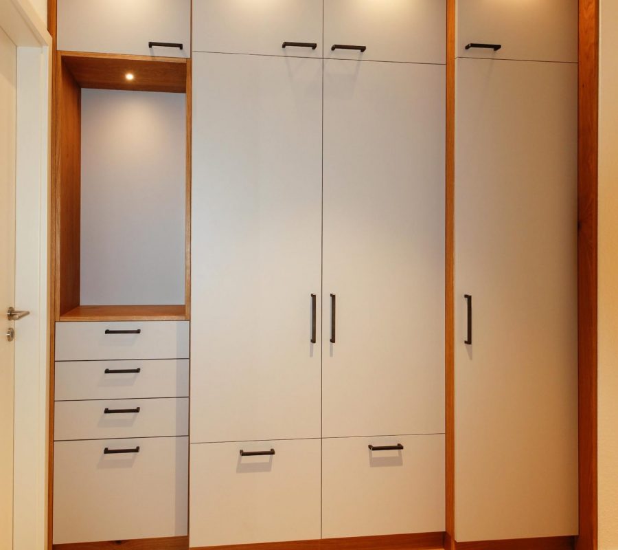 Garderobe_Eiche_Grau_01_Schreinerei-Freymark-Freiburg_1021 Teil zwei der Familiengarderobe in Eiche und Delphingrau: mit Stauraumschränken und Garderobenschrank, Großraumschubladen und offenem Fach für Deko.