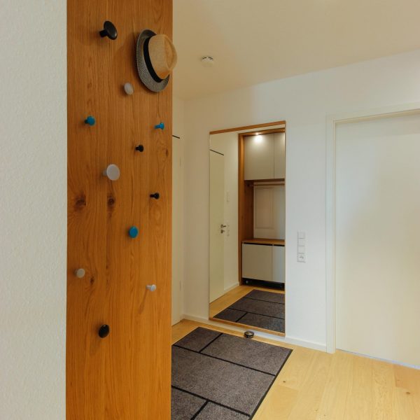 Garderobe_Eiche_Grau_03_Schreinerei-Freymark-Freiburg_1021 Familiengarderobe in Eiche und Delphingrau: Blick vom Flur in den großen Garderobenspiegel
