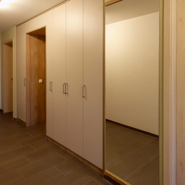Fl&auml;chenb&uuml;ndig eingebaute Garderobenm&ouml;bel in grau und Eiche