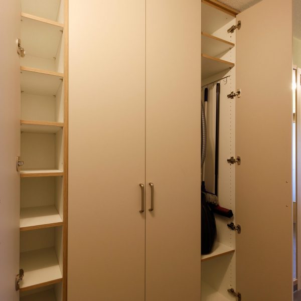 Putzschrank vom Schreiner mit Staubsaugerhalter und Besenhalter