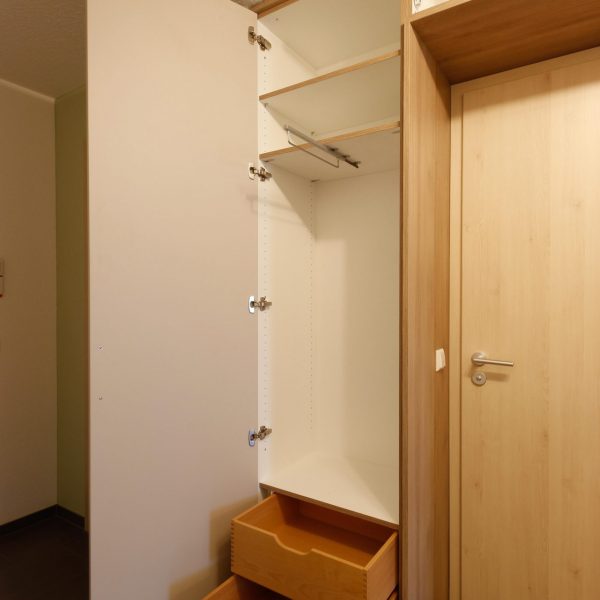Einbaugarderobe vom Stauraumzauberer: Einbauschrank mit Innenschubladen und ausziehbarer Kleiderstange