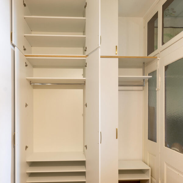 Flureinrichtung auf Ma&szlig;, raumhoher Garderobenschrank in einer Altbauwohnung
