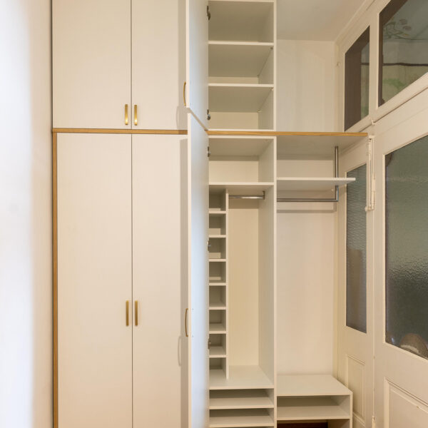 Stauraumschr&auml;nke &uuml;ber der Garderobe bieten intelligente Nutzung der Raumh&ouml;he im Altbau