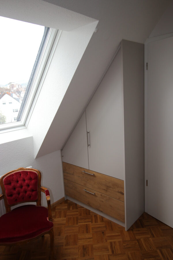 Stauraumwunder-Schrank unterm Dach