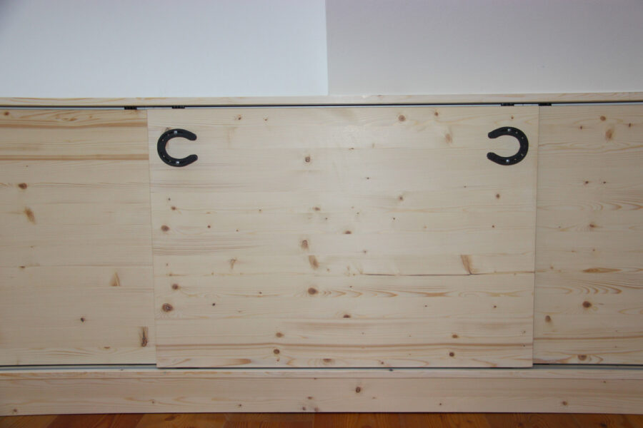 Schiebet&uuml;renschrank im Kniestock