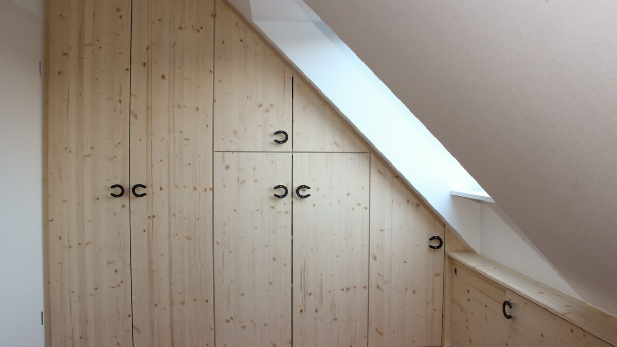 Einbauschrank für ein Kinderzimmer in der Dachschräge