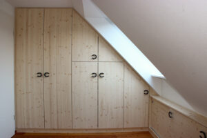 Einbauschrank f&uuml;r ein Kinderzimmer in der Dachschr&auml;ge