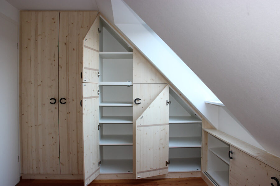 Einbauschrank im Dachgescho&szlig;, viel Stauraum hinter Schrankt&uuml;ren