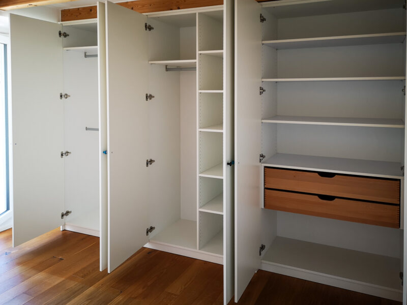 Ma&szlig;gefertigter Kleiderschrank vom Schreiner mit individueller Innenausstattung