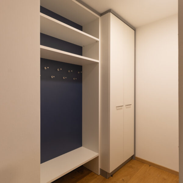 Stilvoller Eingangsbereich mit individueller Garderobeneinrichtung aus Freiburg &ndash; optimale Raumnutzung und hochwertiges Design