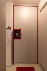 Garderobe nach Ma&szlig; vom Schreiner geplant, gefertigt und eingebaut, T&uuml;ren geschlossen