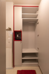 Garderobe nach Ma&szlig; vom Schreiner geplant, gefertigt und eingebaut, rechte T&uuml;r ge&ouml;ffnet
